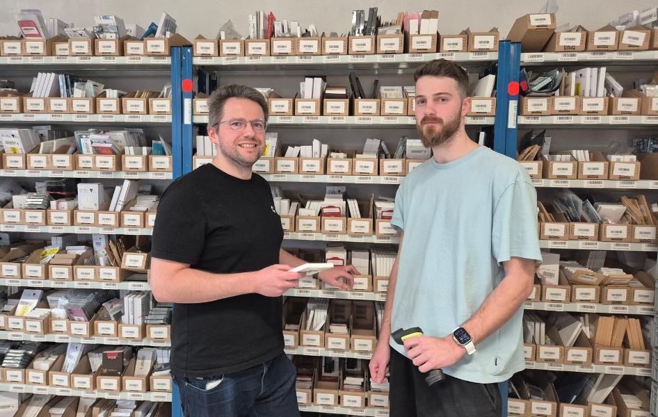 Karlheinz Georg Kubitza und Alexander Storck vor dem Reparatur Lager