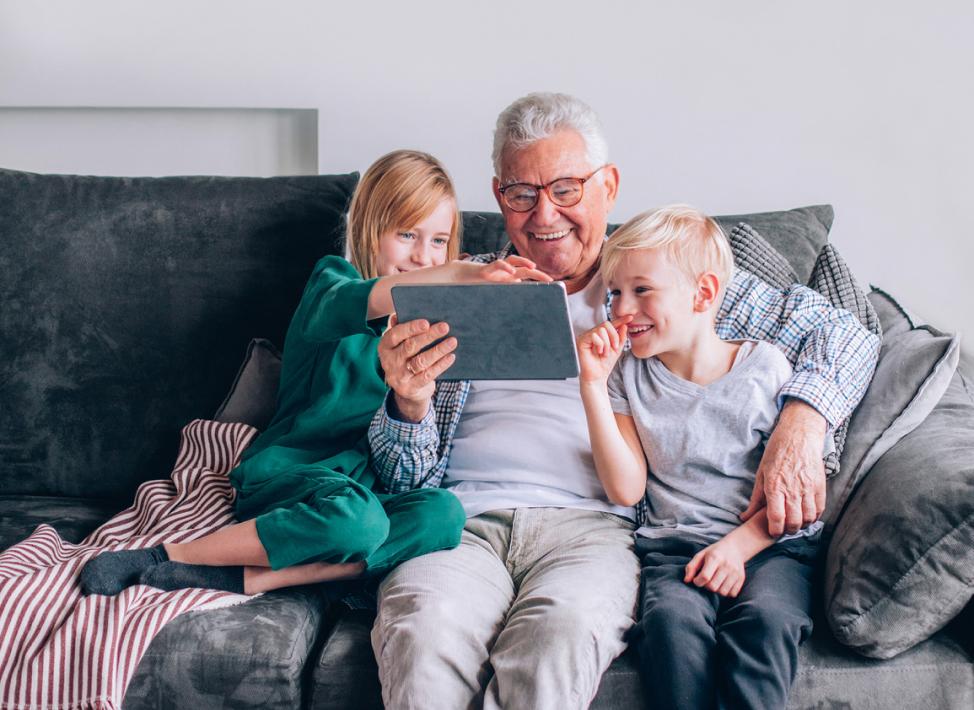 Person verkauft Smartphone