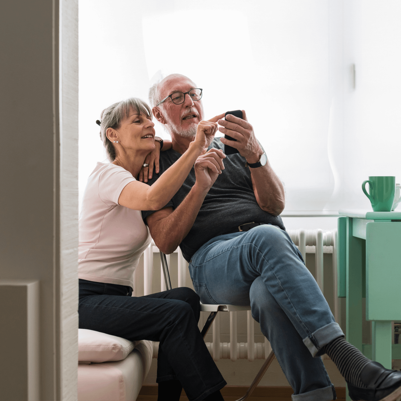 Älteres Paar am Smartphone