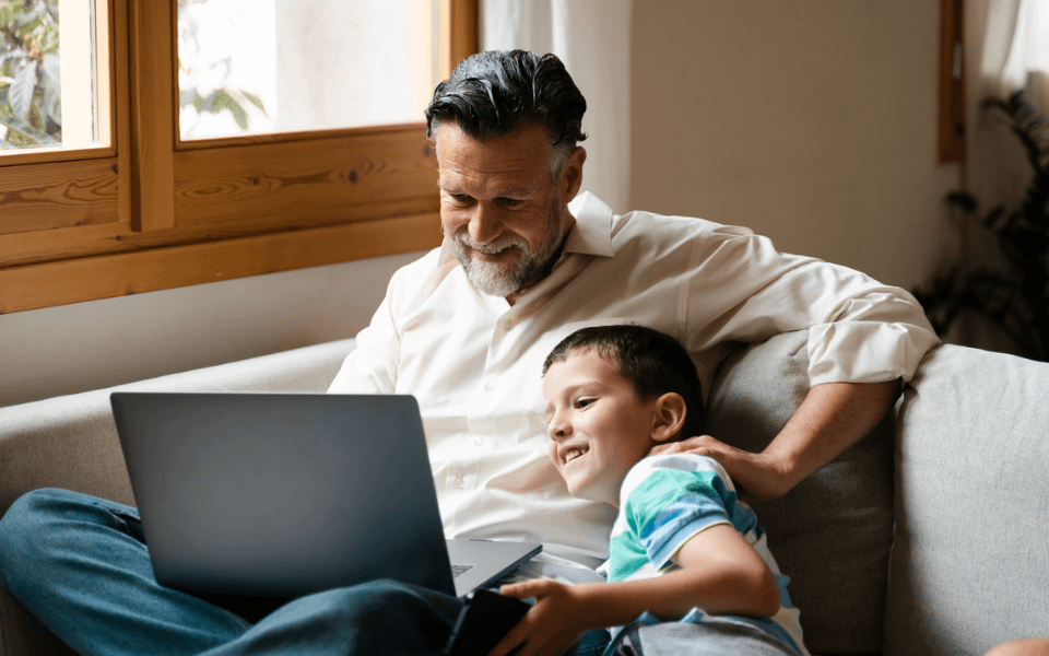 Junge mit seinem Vater am Laptop